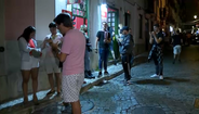 Convívio no Bairro Alto, em Lisboa