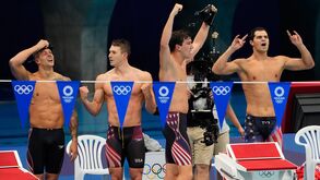 Estados Unidos com ouro e recorde mundial na estafeta 4x100 estilos
