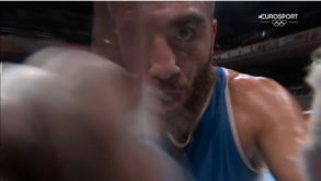 Pugilista francês perde a cabeça e dá murro em câmara após combate