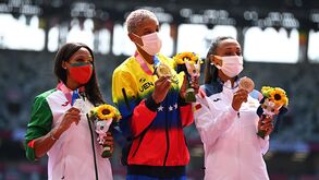 O momento em que Patrícia Mamona recebeu a prata olímpica