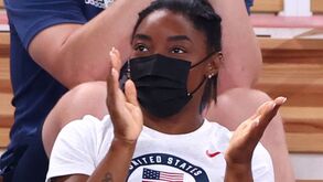 Simone Biles regressa à competição na final da trave