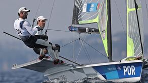 Dupla do 49er e o adiamento da Medal Race: «Aumenta a tensão e ansiedade, mas não para o nosso lado»