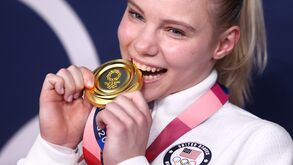 Jade Carey chega ao ouro no solo