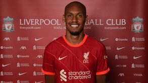 Fabinho assina contrato de 