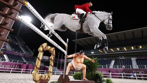 Insólito: cavaleiros dizem que cavalos se assustaram com estátua de lutador de sumo