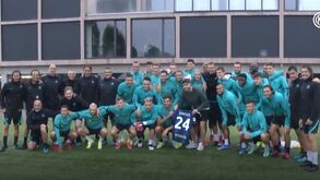 Muitos abraços e até um presente: foi assim o 'regresso' de Eriksen ao Inter