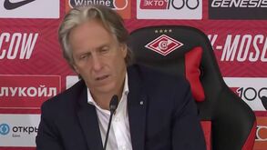 Jesus apressa tradutor para responder a pergunta de Record: «Ainda saio daqui a falar russo»
