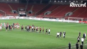 Todo o trajeto de Rui Vitória e Jorge Jesus desde o apito final ao recolher dos balneários