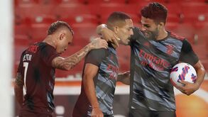 Gilberto muito saudado pelos companheiros de equipa depois do golo ao Spartak