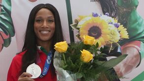 Patrícia Mamona não larga a medalha de prata: «Estou sempre com ela»