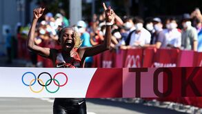 Perdeu a mãe com dois anos e corria cinco quilómetros para estudar: a maratona da vida de Jepchirchir