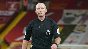 Mike Dean 'salta' da bancada para ser quarto árbitro no jogo do Tranmere Rovers 