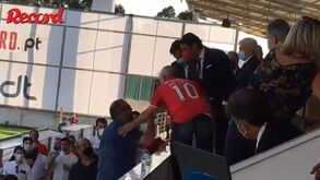 Adepto do Benfica entra na tribuna para tirar fotografia com Rui Costa