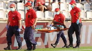 Abdu Conté deixou relvado de maca e a chorar