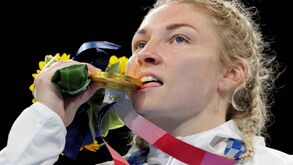 Do futebol ao ouro olímpico no boxe: a história de sucesso de Lauren Price