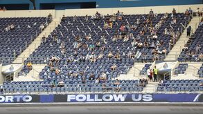 Aí estão os adeptos de volta ao Estádio do Dragão: longas filas para entrar antes do FC Porto-Belenenses SAD