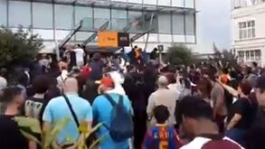 Centenas à espera de Messi: adeptos do PSG em loucura em aeroporto de Paris