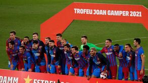 Umtiti foi assobiado e não ficou para a foto de família: francês com vida difícil no Barcelona