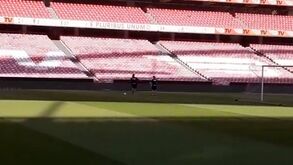 Rui Vitória dá toques na bola no regresso ao relvado do Estádio da Luz