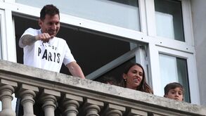 Da loucura no aeroporto à 'gritaria' no hotel: Messi foi rei e senhor hoje em Paris