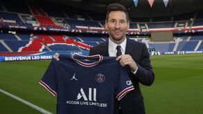 Oficial: Paris SG anuncia contratação de Messi