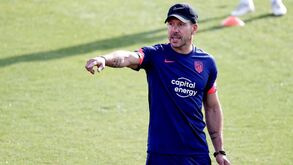 Simeone pára o treino do At. Madrid e alerta: «Somos os campeões e eles vêm para nos morder»