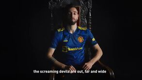 Com Bruno Fernandes no trono e referência a George Best: Man. United apresenta nova camisola