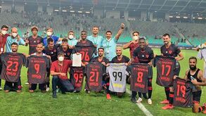 A homenagem dos jogadores do Santa Clara aos colegas que não viajaram para a Eslovénia 