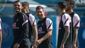 Messi traz boa disposição ao treino do PSG