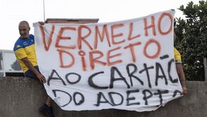 «Vermelho direto ao Cartão do Adepto»: protestos nas bancadas do Estoril-V. Guimarães