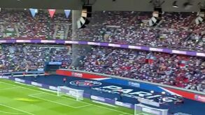 Mbappé assobiado por adeptos do PSG no Parque dos Príncipes