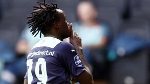 À atenção do Benfica: Bruma marca na vitória do PSV no arranque do campeonato
