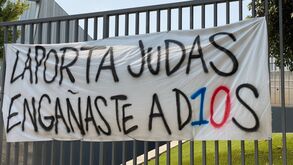 «Laporta, lacaio de Florentino»: Adeptos do Barcelona protestam em Camp Nou após saída de Messi