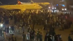 Desespero no aeroporto de Cabul: milhares tentam fugir do país e até se agarraram a avião em andamento