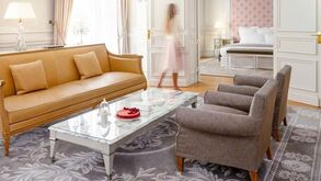 Quanto custa dormir no Le Royal Monceau, o hotel parisiense onde está Messi