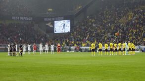 Jogadores do Bayern homenageiam histórico Gerd Müller antes do jogo da Supertaça