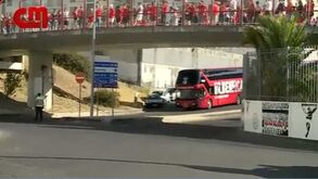 Dezenas de adeptos do Benfica no apoio à equipa à chegada à Luz