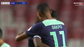 Benfica-PSV: remate de Gakpo sofre desvio e trai Vlachodimos para o 2-1