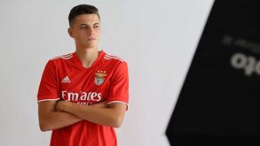 Mario Tudose oficializado no Benfica: «Foi a minha primeira escolha»
