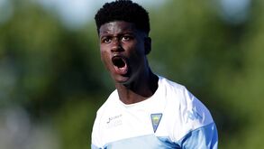 Estoril entra a ganhar e V. Guimarães a golear