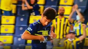 Marcou golo, queria beijar o símbolo mas... não havia: o insólito vídeo do Fenerbahçe-HJK