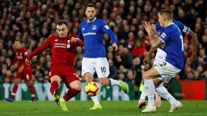Um português entre os jogadores que estão com um pé de fora da Premier League