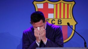 Lenço de papel usado por Messi na despedida do Barcelona à venda por 855 mil euros