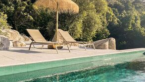 Porquê ir à praia quando pode ficar na piscina? Cinco casas de férias para alugar em Portugal