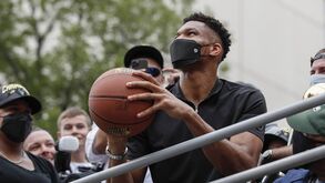 Giannis Antetokounmpo investe nos Brewers