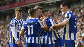 Brighton vence e iguala Liverpool no comando da Premier League