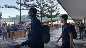 Comitiva do FC Porto recebida em festa por dezenas de adeptos na Madeira
