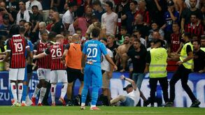 Novas imagens da invasão de campo no Nice-Marselha: foi o descontrolo total