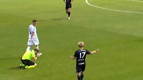 Insólito: árbitro atira-se para o relvado em desespero após tomar decisão errada