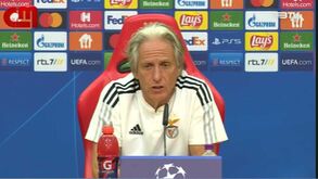 Não passou na TV: o momento em que um adepto invadiu o relvado para abraçar Cristiano Ronaldo